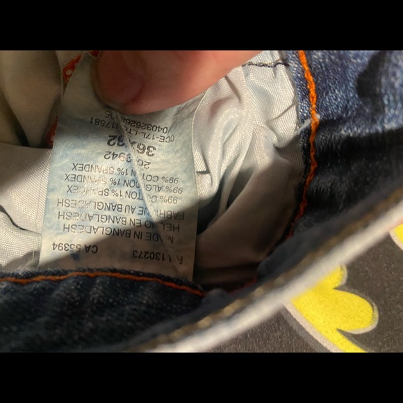 Nice used LEE jeans only issue is i sowed a different button on - Picture 4 of 4